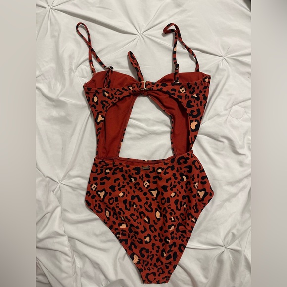 Hollister leopard one piece bathing suit - Picture 2 of 2